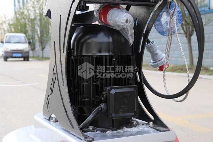 拋光機(jī)是為了讓地面表面有光澤，需要先研磨后才可以拋光。拋光分為粗拋和精拋，這時(shí)候可以使用拋光機(jī)，配合拋光墊，提高地面的光澤度。高速地坪拋光機(jī)讓你輕松完成地坪拋光工作，提高地坪亮度。