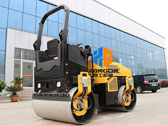 操作小型壓路機是需要嚴(yán)格遵守操作規(guī)程的