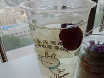 炎炎夏日到來，一杯銀耳紅棗美如詩！