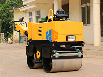 為什么小型壓路機(jī)適合公路養(yǎng)護(hù)呢？