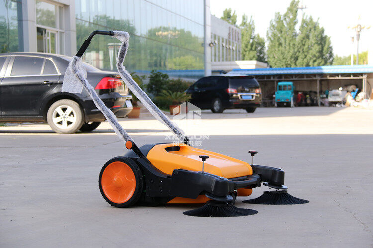 過來人：手推式掃地機(jī)這么做，比電動(dòng)掃地車都值！