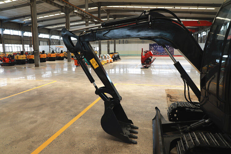 小型挖掘機(jī)使用破碎錘要注意什么？搞不好挖機(jī)報廢