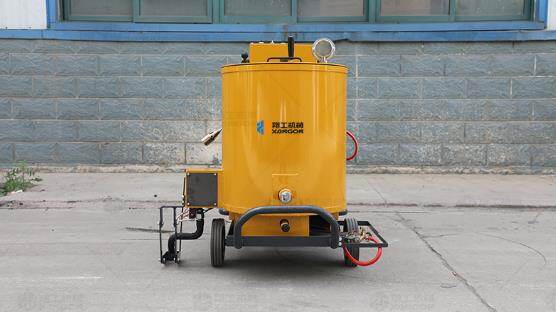 瀝青灌縫機(jī)整機(jī)配備發(fā)電機(jī)組，可以提供充足動(dòng)力